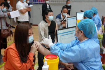 மாணவர்களை குறிவைத்து தடுப்பூசி செலுத்தும் சீனா