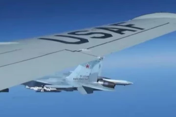 அமெரிக்காவின் ஆளில்லா டிரோன் மீது மோதிய ரஷ்ய போர் விமானம்!