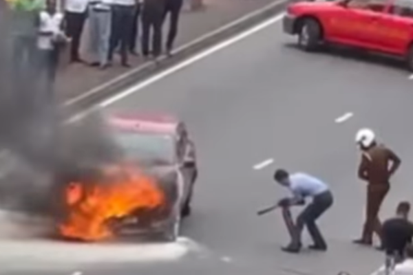கொழும்பில் நடுவீதியில் பற்றி எரிந்த வாகனம் | Vehicle Catches Fire Near Colombo