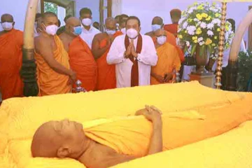 தேரரின் பூதவுடலுக்கு பிரதமர் இறுதி மரியாதை