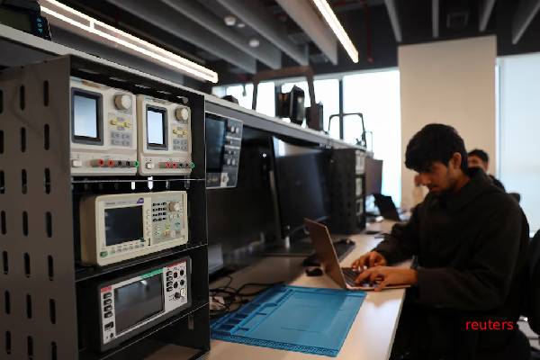 உள்நாட்டில் கடும் நெருக்கடி... இந்தியாவில் செயல்படத் தொடங்கிய பிரித்தானியப் பல்கலைக்கழகங்கள் | Uk Universities Set Up In India