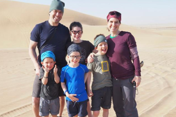 கனடாவை சேர்ந்த 6 பேர் கொண்ட குடும்பம் மொத்த உலகையும் சுற்றும் ஆச்சரியம்! பின்னணியில் கண்ணீர் காரணம் | Canada Family World Tour Reason Kids