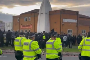 பிரித்தானியாவில் இந்து கோவிலை முற்றுகையிட்ட போராட்டக்காரர்கள்!