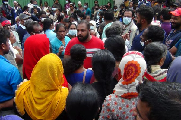 மண்ணெண்ணெய் வழங்குமாறு கோரி ஹட்டனில் போராட்டம்: போக்குவரத்தும் ஸ்தம்பிதம் (Photos) | Cory Hutton Fights For Kerosene Traffic Jams