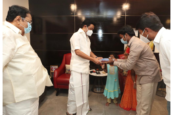 தீ விபத்தில் சிக்கிய 36 பச்சிளம் குழந்தைகளை காப்பாற்றிய செவிலியருக்கு முதல்வர் பாராட்டு..! | Chennai Babies Hospital Fire Cm Wish Nurse தீ விபத்தில் சிக்கிய 36 பச்சிளம் குழந்தைகளை காப்பாற்றிய செவிலியருக்கு முதல்வர் பாராட்டு..! | Chennai Babies Hospital Fire Cm Wish Nurse