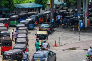 ඉන්ධන පෝලිමක නවතා තිබූ යතුරු පැදියක් සොරා ගැනේ