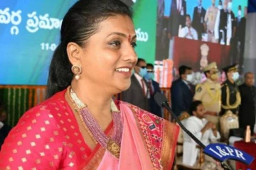 மேடையில் முதல்வருக்கே முத்தம் கொடுத்த 49 வயது நடிகை!! வைரலாகும் வீடியோ..