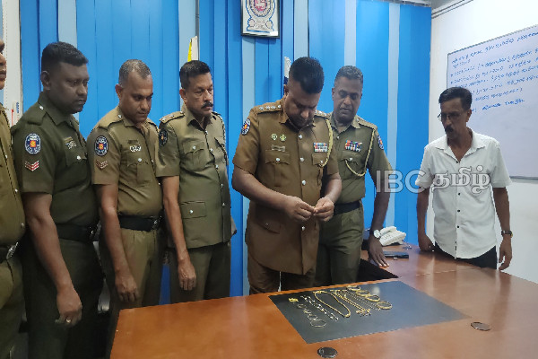 வவுனியால் வீட்டிலிருந்து திருடப்பட்ட தாலிக்கொடி உட்பட்ட நகைகள் : சிக்கிய இளைஞன் | A Young Man Was Arrested In Vavuniya