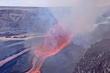 330 அடி உயரத்துக்கு வானில் எரிமலைக் குழம்பை உமிழ்ந்த எரிமலை: ஒரு அரிய காட்சி