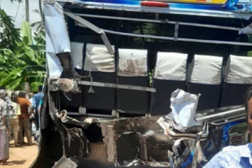 රත්ගම ඕවකන්දේදී දුම්රියක බස් රථයක් ගැටෙයි – රියදුරුගේ ජීවිතය අනූනවයෙන් බේරෙයි