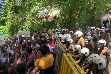 கொழும்பில் பிரதான வீதியொன்றை மறித்த ஆர்ப்பாட்டக்காரர்கள்! வீதித் தடை மீது ஏறி நின்றவர்கள் கைது (Video)