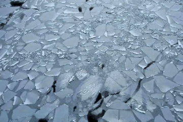 வானத்திலிருந்து விழுந்த அபூர்வ பனிப்பாளம்... பிரான்ஸ் நகரமொன்றில் நீடிக்கும் மர்மம்