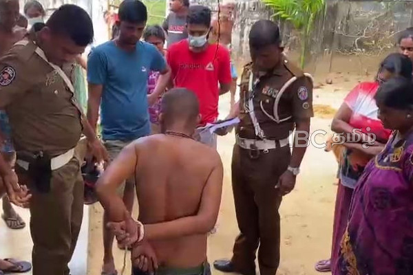 திருடனுக்கு அதிர்ச்சி கொடுத்த யாழ் மக்கள் (படங்கள்) | Thief Arrested In Jaffna Caught By The Public