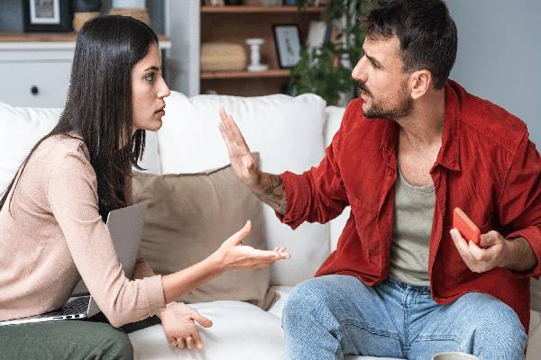 கணவரிடம் தவறியும் சொல்லவே கூடாத 4 விடயங்கள்! மீறினால் பிரிவு உறுதி | 4Things Wife Should Not Say Her Husband