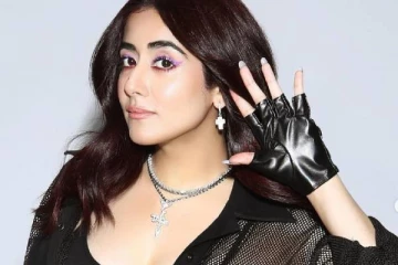 நீச்சல் குள ஆடையில் ரீல்ஸ்!! பாடகி ஜோனிதா காந்தி வெளியிட்ட வீடியோ..