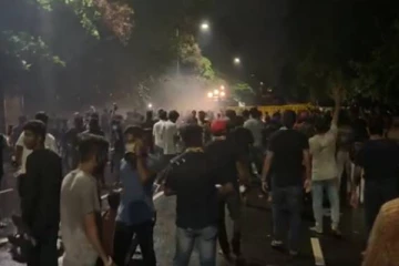 பெயர் பலகைகள் மீது உள்ளாடைகளை தொங்கவிட்ட மாணவர்கள்!