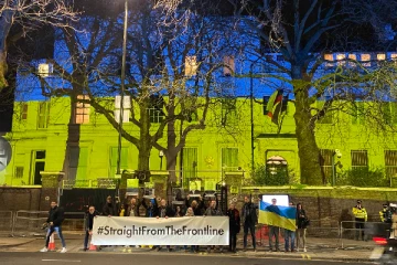 ரஷ்ய தூதரகத்தில் ஒளிர்ந்த உக்ரைன் தேசியக் கொடி: பிரித்தானியாவில் பரபரப்பு