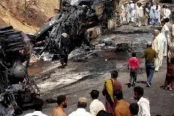 பாகிஸ்தானில் இடம்பெற்ற கோர பேருந்து விபத்து ; 40 பேர் உயிரிழப்பு