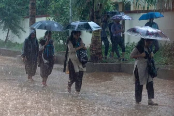 தமிழகத்தில் தொடரும் கனமழை: 3 மாவட்டங்களுக்கு ஆரஞ்ச் அலர்ட் விடுத்துள்ள வானிலை மையம்