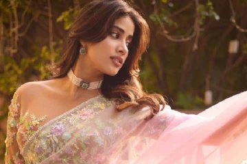 ஜான்வி கபூரின் சேலையில் எடுத்த க்யூட் புகைப்படங்கள்.. எப்படி இருக்காங்க பாருங்க..