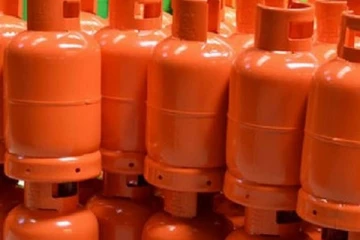 சாரதி உறக்கம்; எரிவாயு சிலிண்டர்களுடன் கால்வாயில் கவிழ்ந்த லொறி