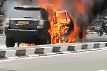 கொழும்பில் திடீரென தீப்பிடித்த சொகுசு ஜீப்பால் பரபரப்பு!