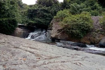 நீர்வீழ்ச்சியில் தவறி விழுந்த பாடசாலை மாணவருக்கு நேர்ந்த கதி!
