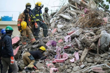 தோண்ட தோண்ட வரும் சடலங்கள்! அழுகி துர்நாற்றம் வீசும் துயரம்: நிலநடுக்கத்தில் சிக்கிய நாட்டின் பரிதாப நிலை