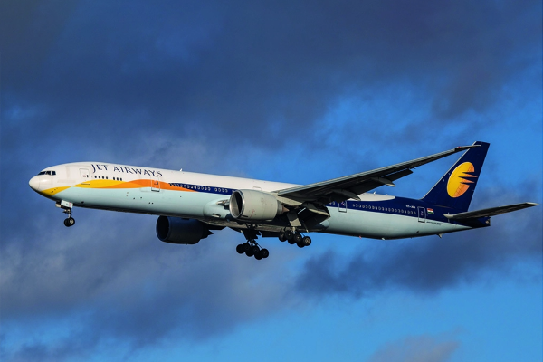 பறந்­த விமா­னத்தில் பரபரப்பை ஏற்படுத்திய பெண்! | The Woman Who Caused A Sensation In The Flight