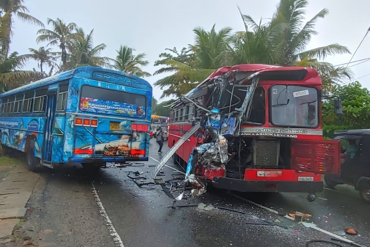 බිහිසුණු අනතුරක් - පාසැල් ළමුන් ප්‍රවාහන බස් රථයක් හා ලංගම බසයක් ගැටෙයි - ළමුන් ඇතුළු පුද්ගයන් රැසකට තුවාල | School Bus Crash Injures Several