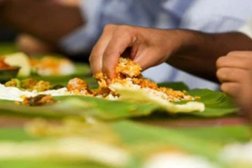 சாப்பிட உணவில்லை; பிள்ளைகளுடன் பொலிசில் சரணடந்த தாயார்!