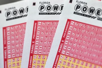 ලොතරැයි දිනුම් දෙකක් හිමිකර ගත් සුපිරිම වාසනාවන්තයා