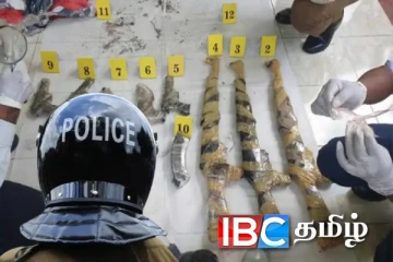 வீதியோரத்தில் கண்டுபிடிக்கப்பட்ட துப்பாக்கிகள்