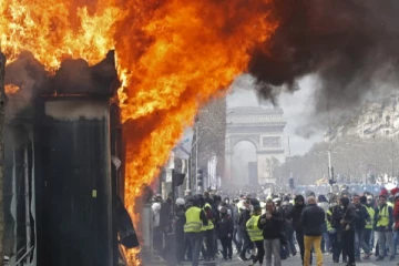 නිවසක ඇතිවූ මාරාන්තික ගින්නකින් මවක් සහ දරුවන් 7ක් ජිවිතක්ෂයට..! (විදෙස්)