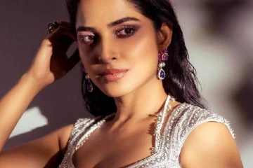 பேண்ட் போட மறந்திட்டியாம்மா? நடிகை அனகா ஆடையை படுமோசமான விமர்சிக்கும் நெட்டிசன்கள்