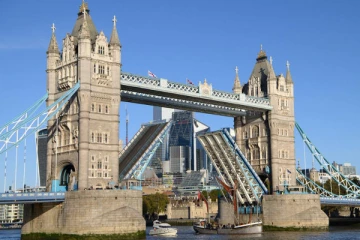 லண்டனின் டவர் பாலத்தில் விபத்து: இருதிசைகளிலும் மூடப்பட்ட பாதை