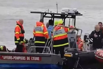 பிரான்ஸில் உள்ள செய்ன் நதியில் சுற்றித் திரியும் திமிங்கலம்!