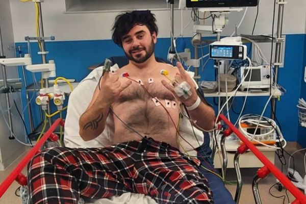 வீடியோ கேம் விளையாடி கொண்டிருந்த நபரை தாக்கிய மின்னல்! கையில் ஏற்பட்ட காயம்; நடந்தது என்ன? | Uk Man Struck By Lightning Playing Video Game