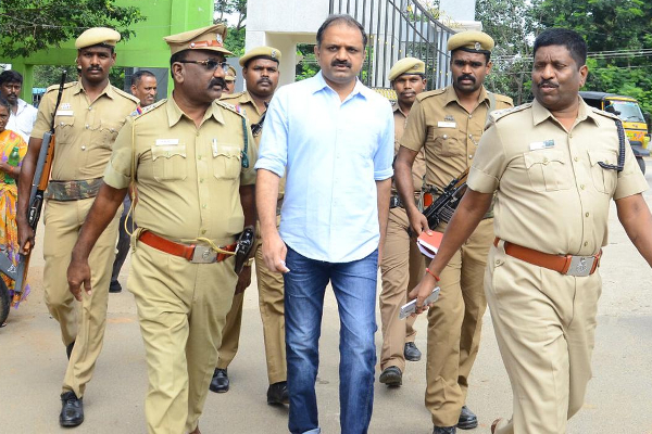 ராஜீவ் காந்தி கொலை வழக்கில் இருந்து பேரறிவாளன் விடுதலை..! - தமிழ்நாடு