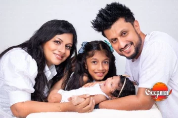 පුංචි සාමාජිකයෝ දෙන්නත් එක්ක කරපු ඉෂාරගෙ ලස්සන photo shoot එක