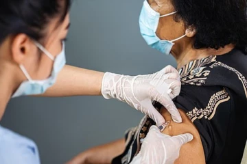 சட்ட விரோத புலம்பெயர்ந்தோருக்கு தடுப்பூசி போட அரசாங்கம் அழைப்பு: அச்சத்தில் புலம்பெயர்ந்தோர் பலர்