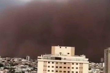 திடீரென ஏற்பட்ட  மணல் புயலால்  நிறம் மாறிய வானம்!