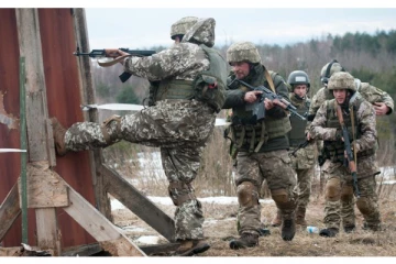 புத்திசாலித் தனமாக  ராணுவ பயிற்சி அளிக்கும்  உக்ரைன்