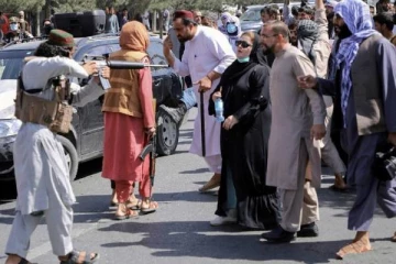 தாலிபான்களின் துப்பாக்கியை கண்டு பயப்படாமல் எதிர்த்து நிற்கும் பெண்கள்!