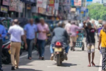 මහ මග යද්දි පරිස්සමෙන් අද පුද්ගලයෙකුට සිදු වුණු ඇග කිලි පොලා යන සිද්දිය ( VIDEO)