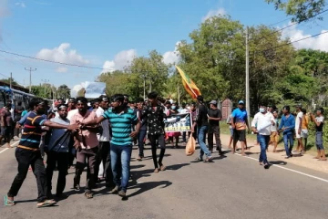 தம்பலகாமத்தில் அரசாங்கத்துக்கு எதிராக வீதியை மறித்து ஆர்ப்பாட்டம்
