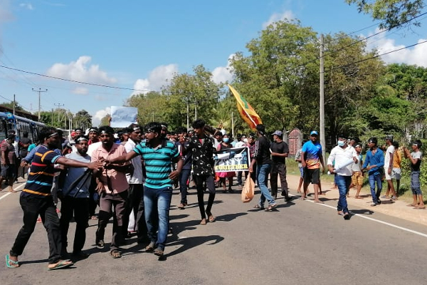 தம்பலகாமத்தில் அரசாங்கத்துக்கு எதிராக வீதியை மறித்து ஆர்ப்பாட்டம் - ஐபிசி தமிழ்