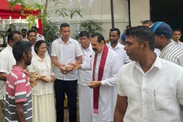 மக்களுக்கு உணவு கொடுக்க வீதியில் இறங்கிய மகிந்த