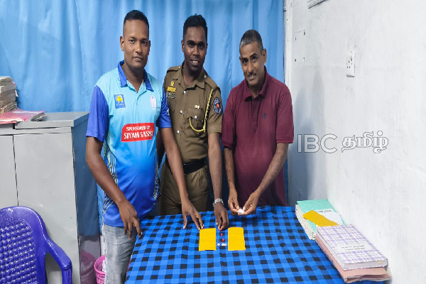 தமிழர் தலைநகரில் ஐஸ் போதைப்பொருளுடன் சிக்கிய இருவர் | Two Arrested With Ice Drugs In Trinco தமிழர் தலைநகரில் ஐஸ் போதைப்பொருளுடன் சிக்கிய இருவர் | Two Arrested With Ice Drugs In Trinco