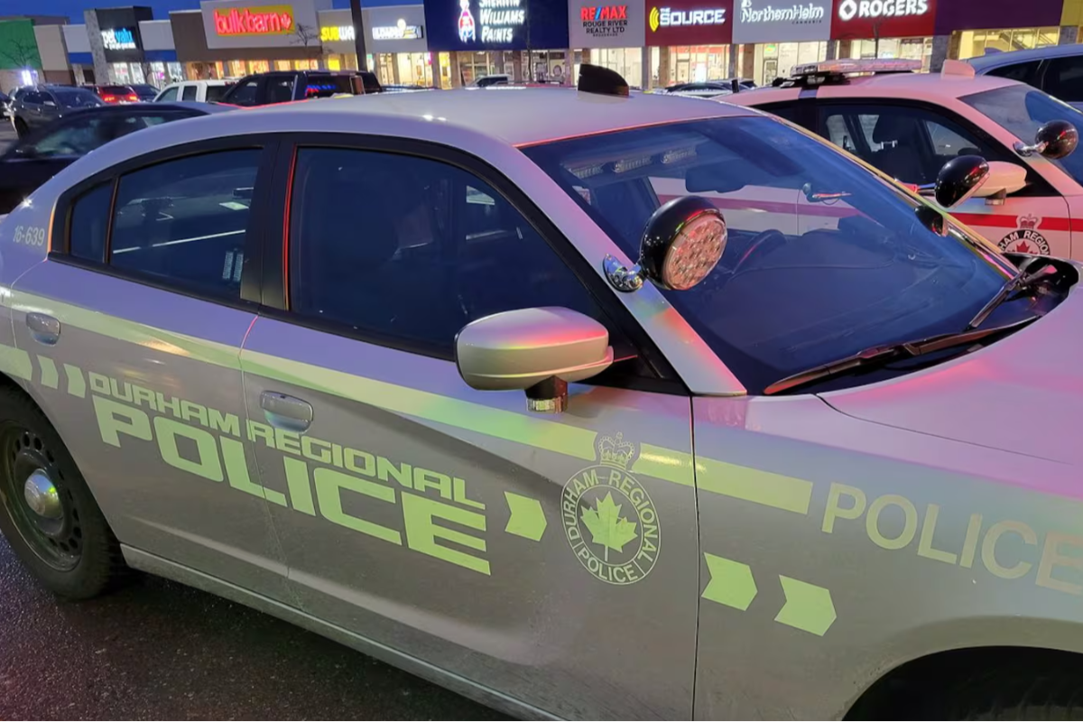 கனடவில் வணிக வளாகத்திற்குள் போலி துப்பாக்கிகளுடன் நுழைந்த சிறுவர்கள் கைது | 3 Boys Arrested For Bringing Two Imitation Guns